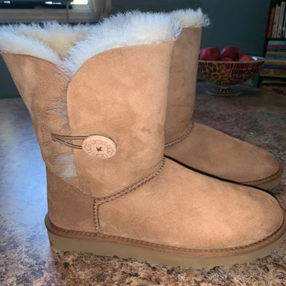 Ugg’s - Brand New in Box - Bailey Button - Size 7